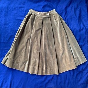 Vintage 1970’s high-waisted, pleated skirt 👌🏽